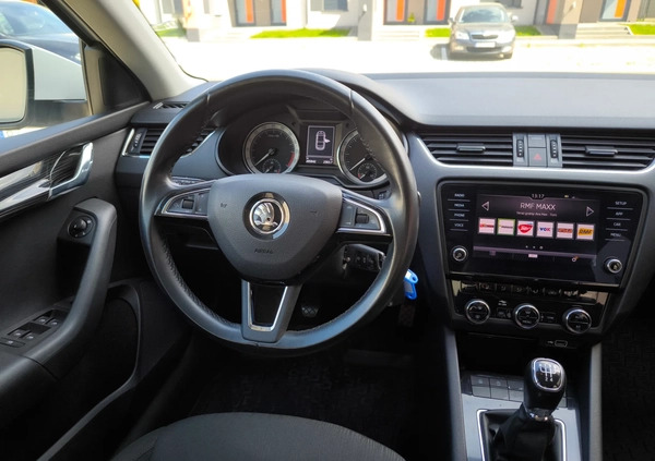 Skoda Octavia cena 49700 przebieg: 199000, rok produkcji 2019 z Rzeszów małe 407
